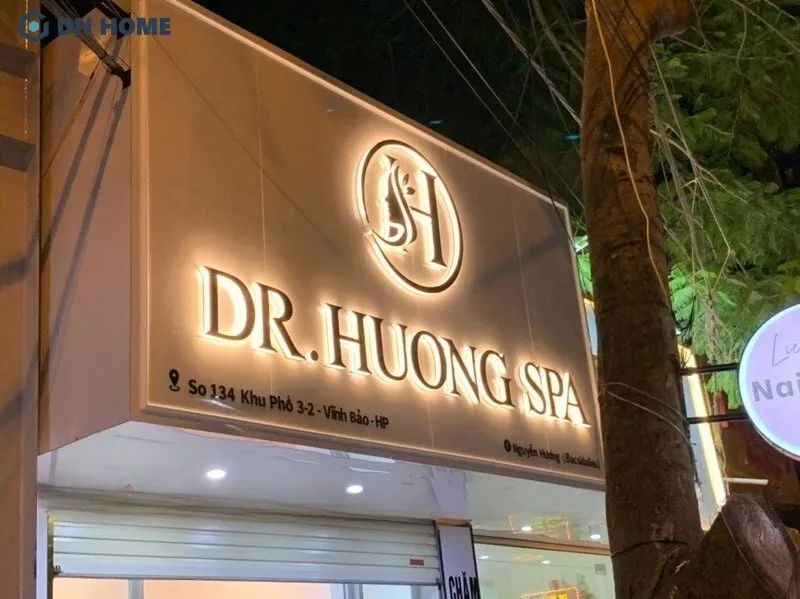 Chú trọng đến font chữ và logo giúp bảng hiệu spa vừa dễ đọc, vừa phản ánh phong cách và giá trị cốt lõi của thương hiệu