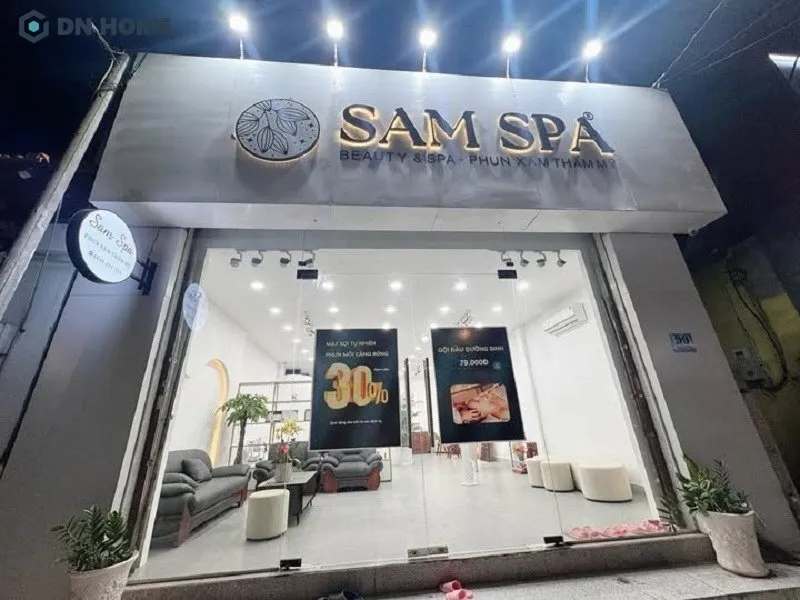 Thiết kế kết hợp đèn chiếu sáng giúp bảng hiệu nổi bật vào ban đêm