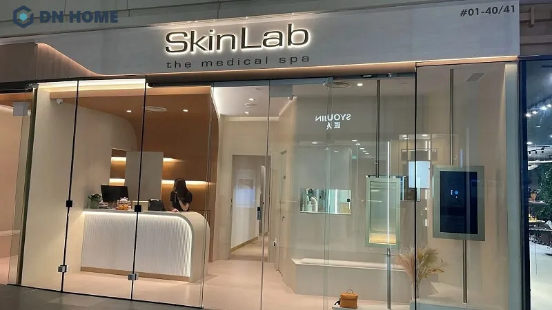 Thiết kế bảng hiệu spa sử dụng font chữ không chân, dễ đọc dễ nhớ