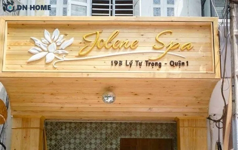 Thiết kế bảng hiệu spa bằng gỗ thường mang lại vẻ đẹp mộc mạc, ấm cúng cho không gian spa