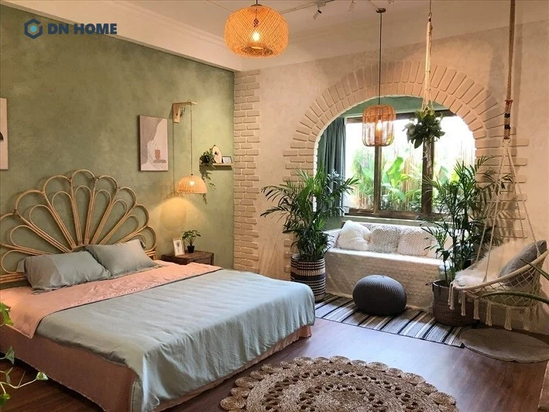 Decor đơn giản như bố trí đèn treo, thảm trải sàn và gối tựa handmade để tạo ra không gian homestay dù nhỏ nhưng gây ấn tượng mạnh