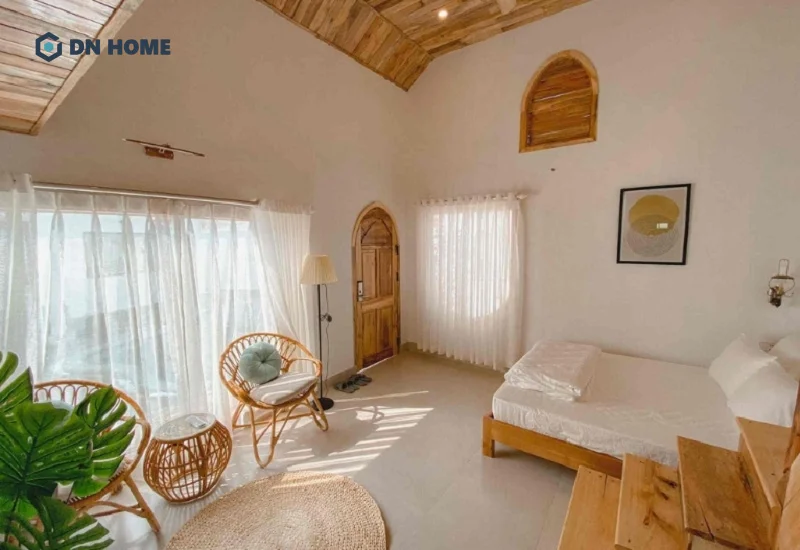 Với homestay ở khu vực đồi núi hoặc không khí lạnh, bạn có thể sử dụng tông màu chủ đạo là nâu, vàng hoặc cam để tạo sự ấm áp cho căn phòng