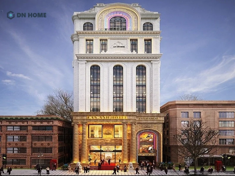 Mặt tiền nổi bật với những đường phào chỉ tinh xảo và cột trụ vững chãi mang đậm nét phong cách cổ điển