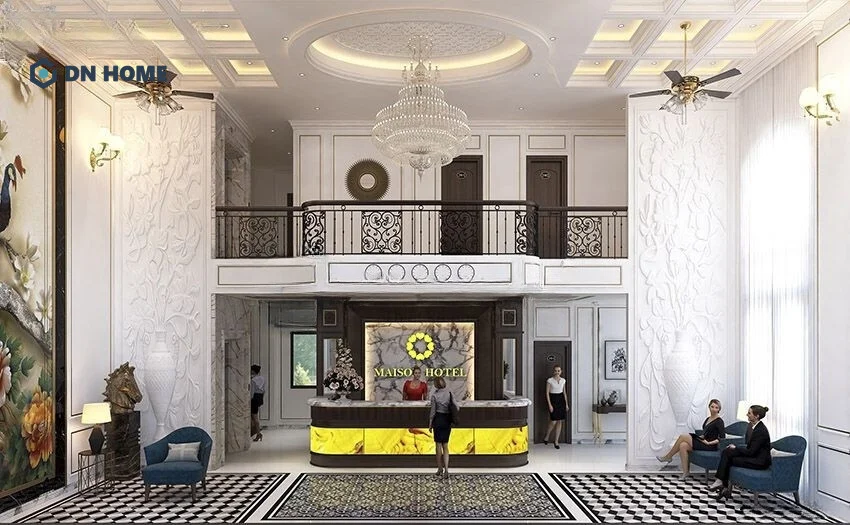 Sảnh khách sạn được thiết kế trang nhã với đèn chùm pha lê