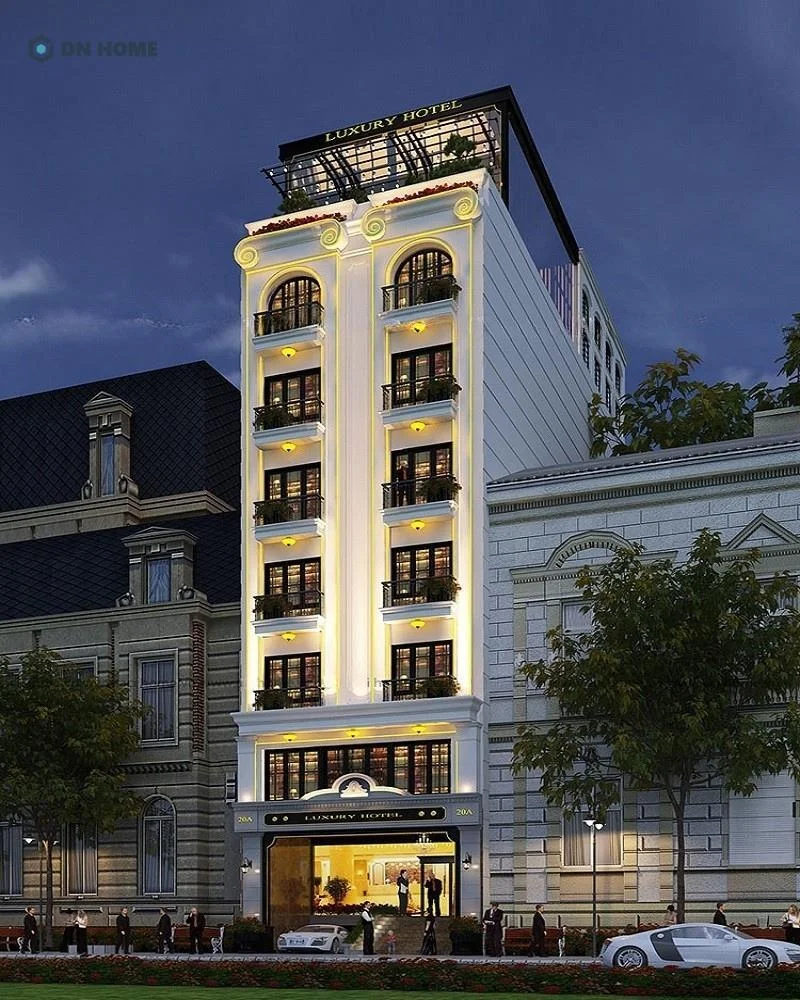 Mặt tiền khách sạn mang vẻ đẹp tinh giản với tông màu trung tính và đường nét đối xứng hài hòa