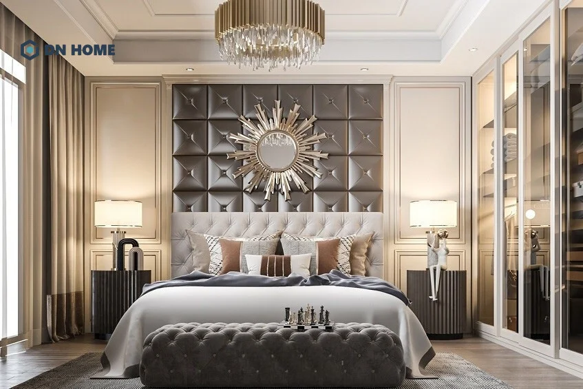 Phòng ngủ toát lên vẻ hiện đại pha chút cổ điển qua nội thất tối giản và gam màu trầm ấm