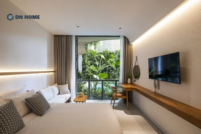 Tận dụng ánh sáng tự nhiên trong khách sạn mini từ cửa sổ lớn và ban công rộng