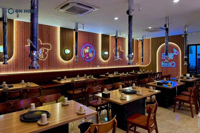 Gam màu nâu trầm ấm tạo cảm giác ấm cúng, gần gũi cho không gian nhà hàng BBQ