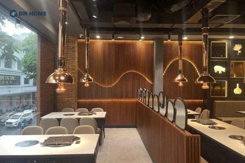 Hệ lam gỗ trang trí, làm vách ngăn giúp nâng cao tính thẩm mỹ nhà hàng BBQ