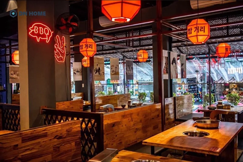 Chi tiết đèn lồng đèn đỏ tạo điểm nhấn ấn tượng cho không gian nhà hàng BBQ