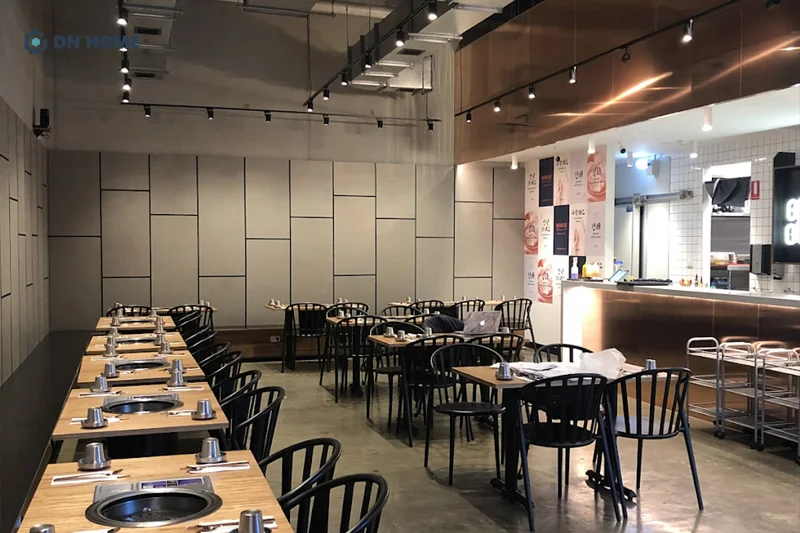 Gam màu trung tính xám, trắng, đen được sử dụng chủ đạo khi thiết kế nhà hàng BBQ phong cách hiện đại