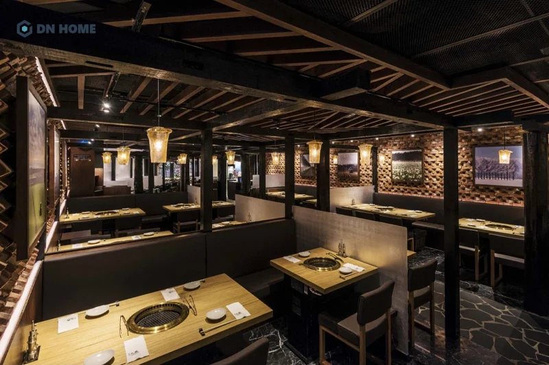 Gam màu trầm tối kết hợp chất liệu gỗ và kim loại làm nổi bật phong cách thiết kế Industrial nhà hàng BBQ