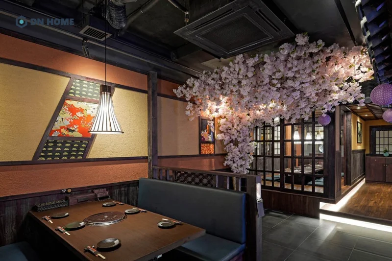 Các chi tiết hoa anh đào, tranh thủy mặc là đặc trưng trong không gian nhà hàng BBQ Nhật Bản