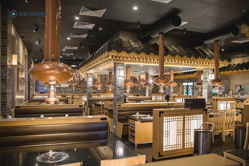 Gam màu nâu gỗ trung tính thường được sử dụng chủ đạo trong thiết kế nhà hàng nướng Hàn Quốc