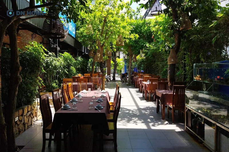 Mẫu nhà hàng sân vườn được thiết kế theo phong cách đồng quê thân thuộc, gần gũi