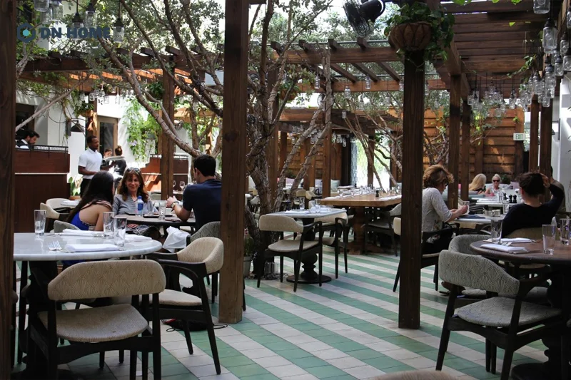 Chất liệu gỗ được sử dụng chủ đạo trong thiết kế không gian nội thất nhà hàng sân vườn