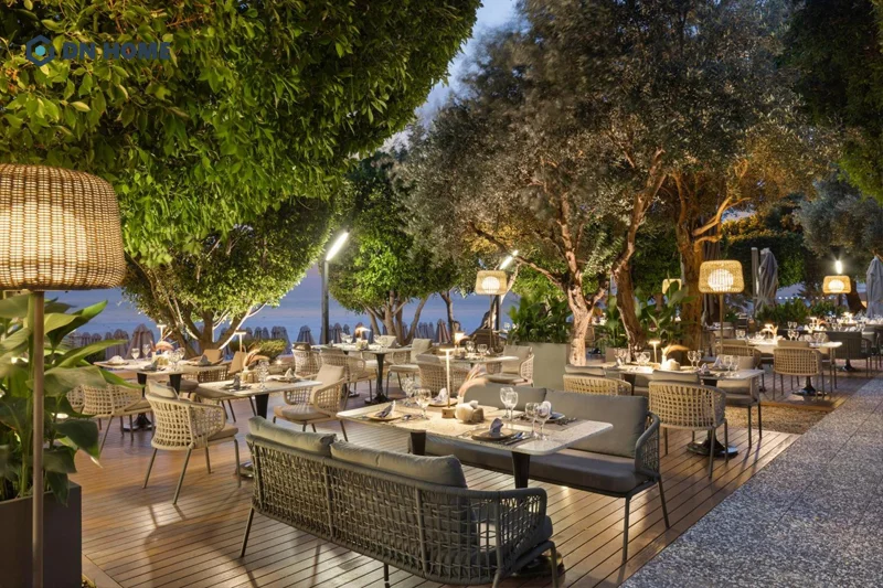 Hệ thống cây lớn tạo nên không gian nhà hàng sân vườn gần gũi với thiên nhiên hơn