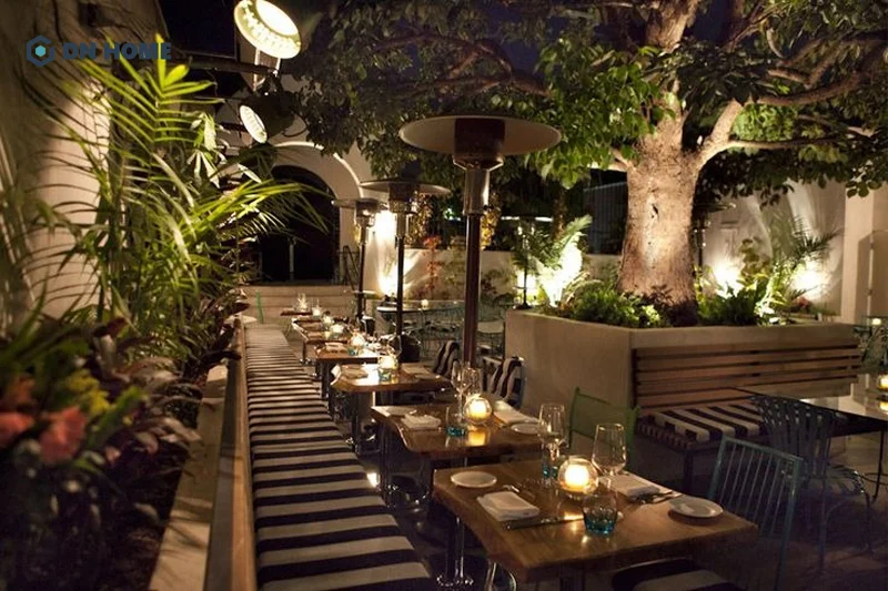 Hệ thống đèn vàng tạo nên không gian thưởng thức ẩm thực vô cùng lãng mạn cho nhà hàng sân vườn