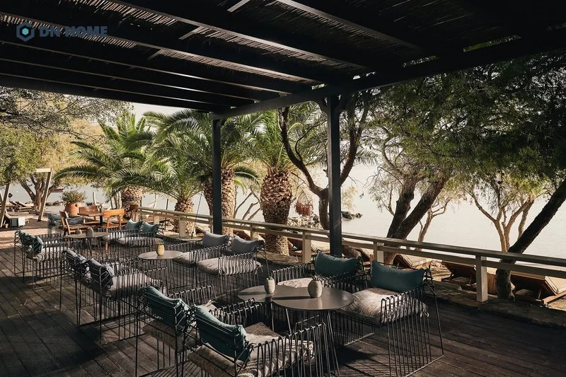 Cần chú ý đến hệ thống mái che khi thiết kế nhà hàng sân vườn để đảm bảo trải nghiệm của khách hàng