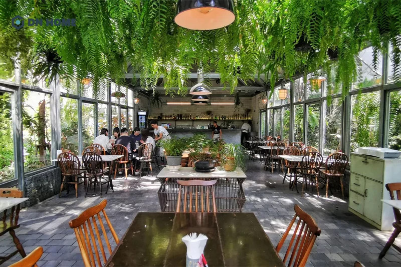 Không gian mở được ưu tiên sử dụng trong thiết kế nhà hàng phong cách sân vườn