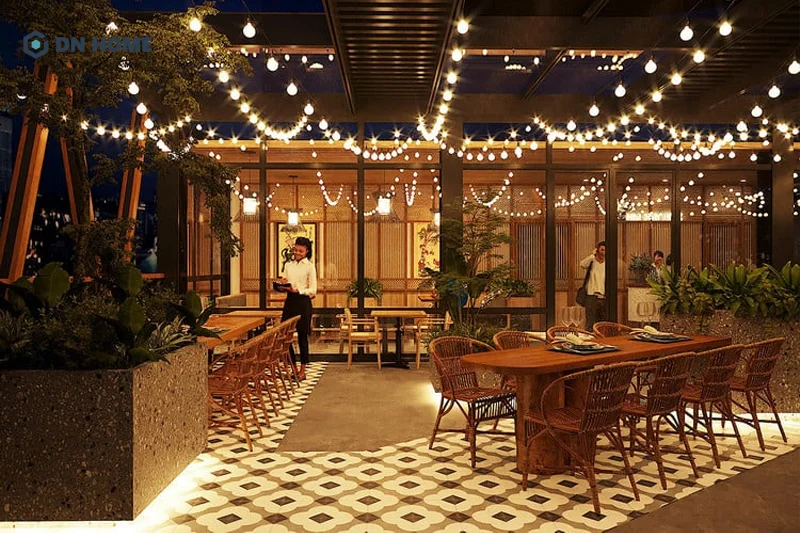 Hệ thống đèn LED vàng tạo nên vẻ đẹp lung linh và ấn tượng cho nhà hàng sân vườn