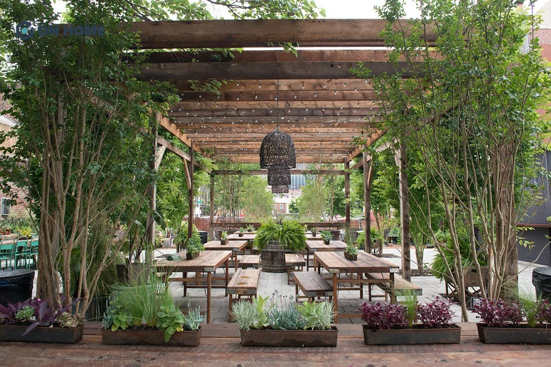 Bố trí bàn ghế trong nhà hàng sân vườn hợp lý tạo nên sự thoải mái cho khách hàng