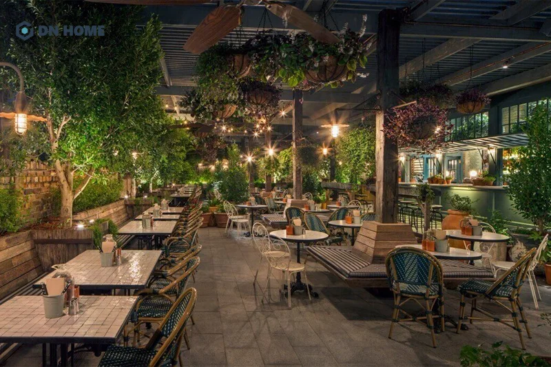 Nên ưu tiên nội thất có kiểu dáng đơn giản, phù hợp với không gian nhà hàng sân vườn