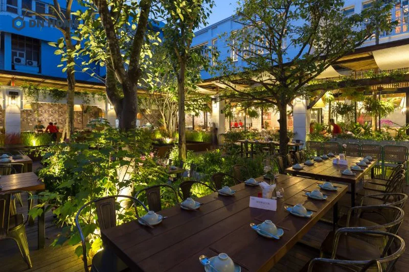 Thiết kế khu vực ăn uống chính nhà hàng sân vườn cần ưu tiên sự thoáng đãng, thoải mái