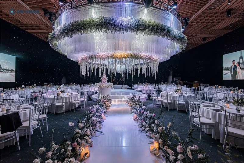 Nhà hàng tiệc cưới phong cách Châu Âu nổi bật với đèn chùm pha lê lớn và dùng hoa trang trí