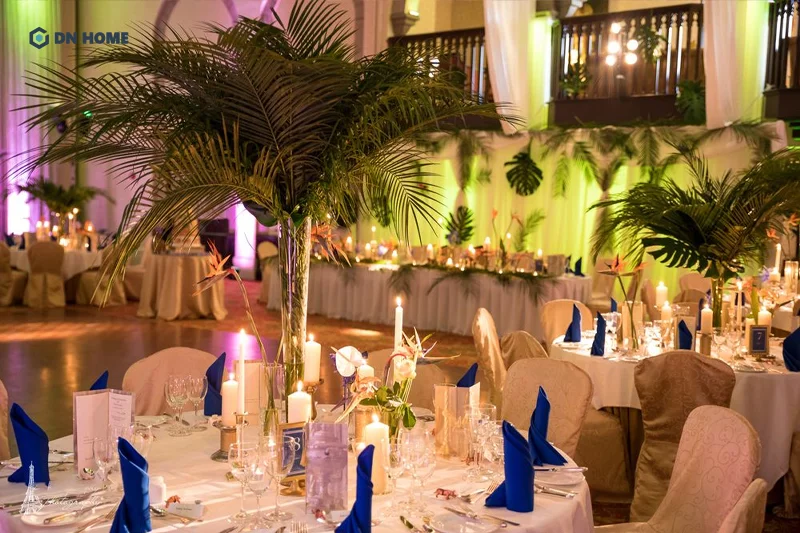 Phong cách tropical mang đến bầu không khí tươi mới, thoải mái cho không gian nhà hàng tiệc cưới