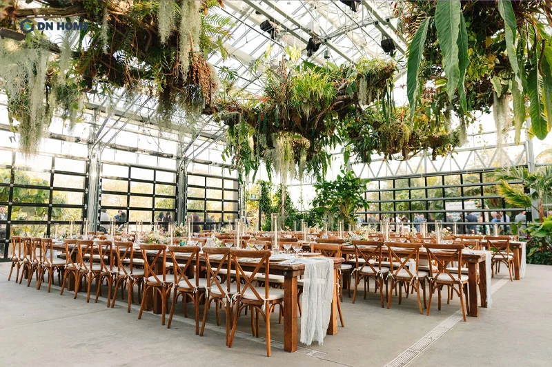 Những mảng “xanh” lớn là yếu tố không thể thiếu trong không gian nhà hàng tiệc cưới tropical