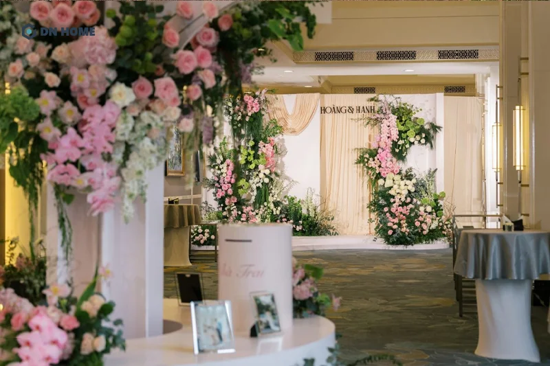 Sảnh tiếp đón khách nhà hàng tiệc cưới cần thiết kế ấn tượng vì là bộ mặt của nhà hàng