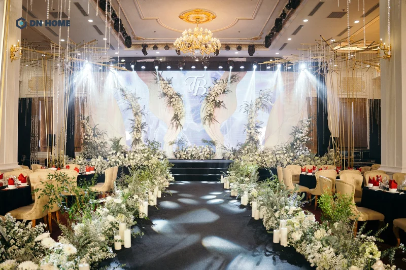 Không gian sảnh chính tổ chức tiệc cưới đề cao sự thoáng đãng, sang trọng