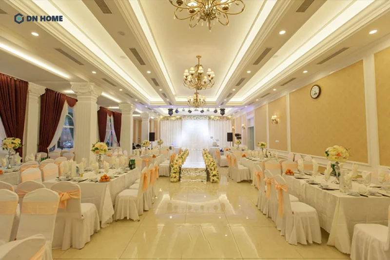 Sảnh tiệc nhà hàng tiệc cưới nên có chiều cao tối thiểu 5m để tạo cảm giác thoáng đãng