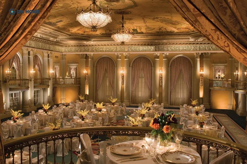 Chất liệu cao cấp và bố cục đối xứng là đặc trưng nhà hàng tiệc cưới tân cổ điển