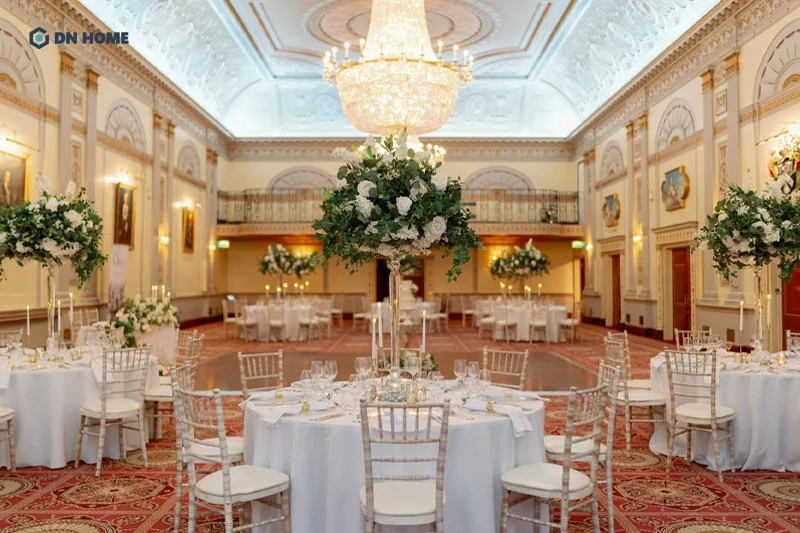 Nhà hàng tiệc cưới thiết kế theo phong cách tân cổ điển không thể thiếu đèn chùm lộng lẫy