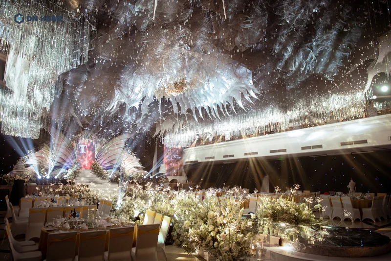 Hệ thống đèn pha lê là điểm nhấn đặc trưng trong nhà hàng tiệc cưới phong cách xa hoa - đẳng cấp