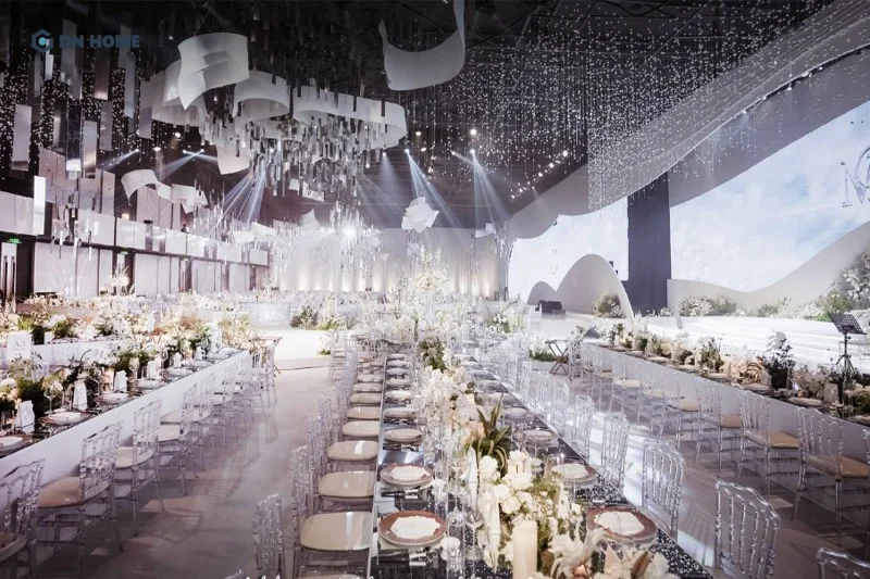 Gam màu trắng tinh khiết thường được sử dụng chủ đạo trong không gian nhà hàng tiệc cưới xa hoa