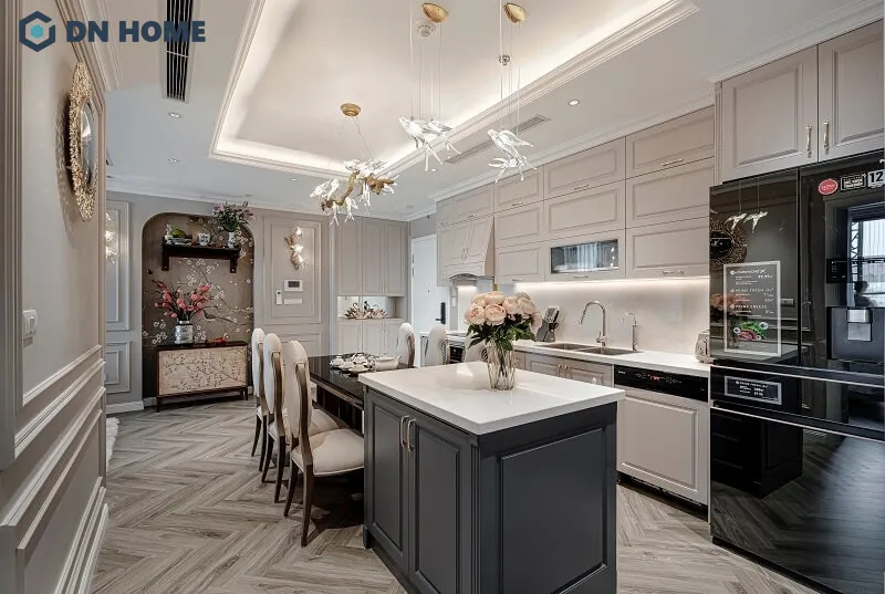 Bếp ăn vừa giữ được nét thanh lịch tân cổ điển, vừa mang đến sự tiện nghi và ấm áp trọn vẹn