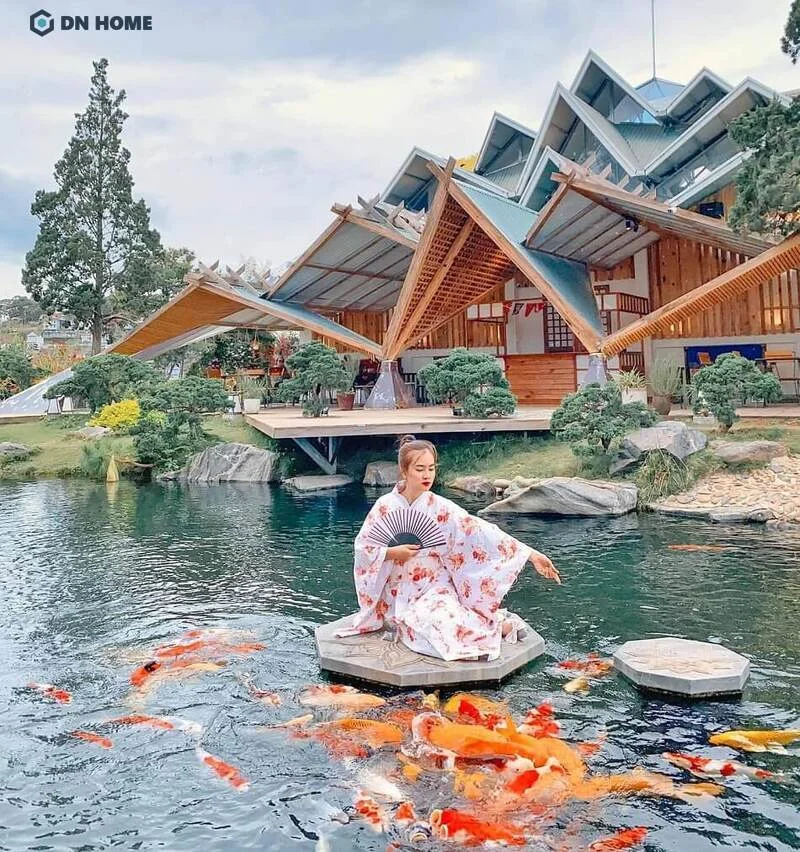 Hồ cá koi ngoài trời kết hợp bàn ghế bằng gỗ mộc
