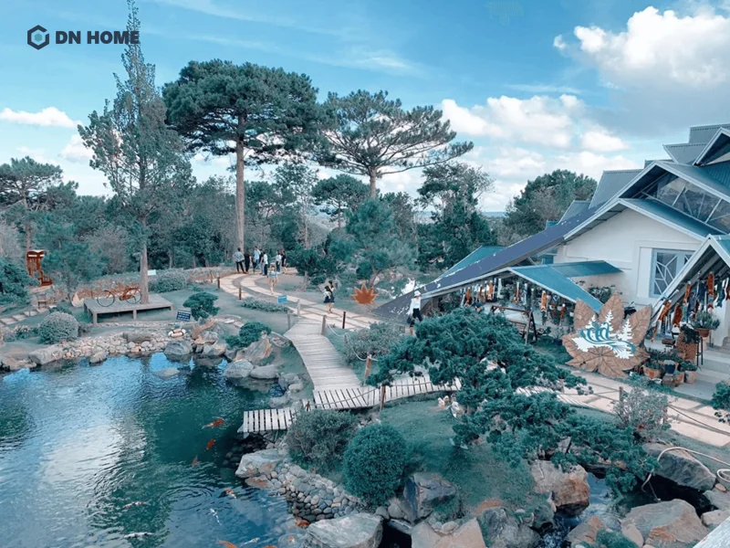 Lối đi bằng sỏi xung quanh hồ cá koi, cây xanh hai bên, tạo trải nghiệm thư giãn