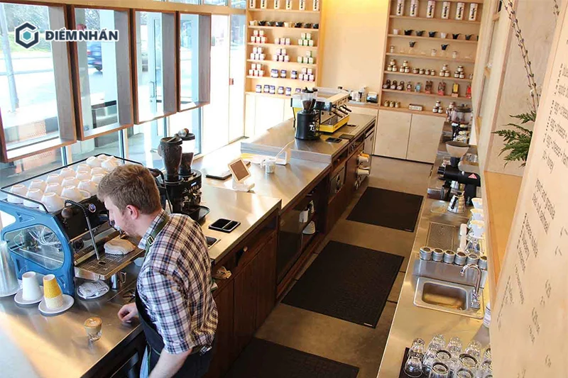 Quầy pha chế làm từ inox có ưu điểm dễ dàng vệ sinh, phù hợp với quán cafe có lượng khách đông