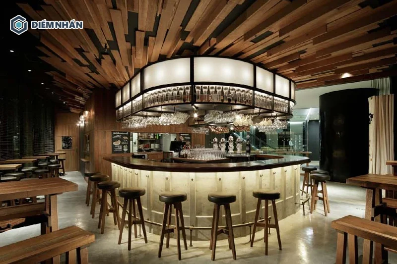 Quầy pha chế bo cạnh kiểu chữ C giúp tổng thể không gian quán nước trở nên sang trọng, đẳng cấp hơn