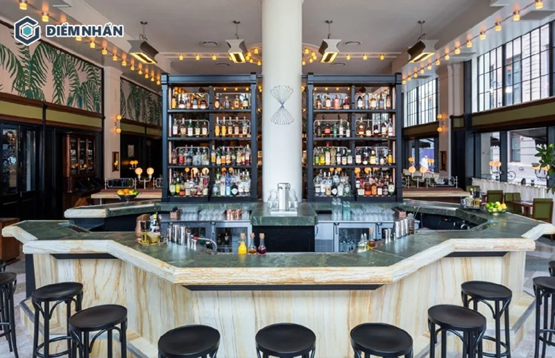 Mẫu quầy pha chế được thiết kế đa giác, tạo ấn tượng cho không gian quán nước