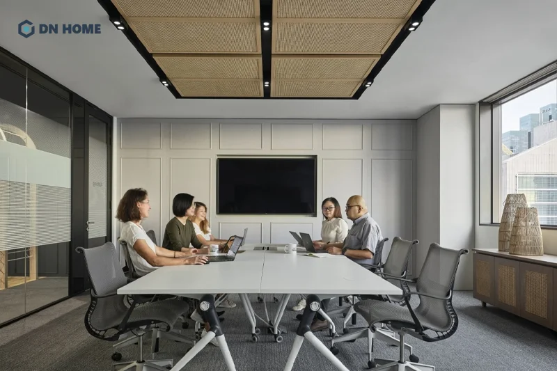 Tone màu trung tính sáng kết hợp ánh sáng tự nhiên tạo nên cảm giác chuyên nghiệp, tập trung trong phòng họp