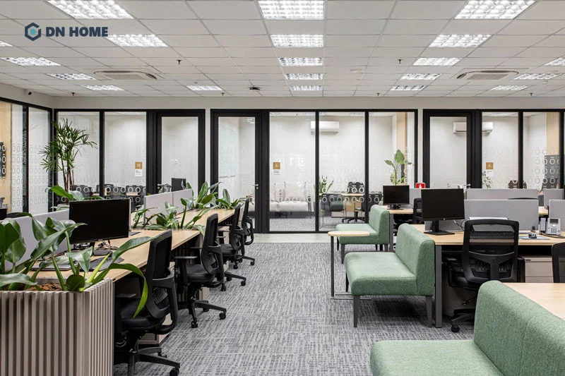 Cây xanh giúp văn phòng nhỏ 60m2 trở nên thoáng đãng, giảm cảm giác bí bách và căng thẳng