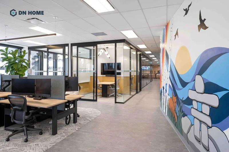 Ưu tiên sử dụng vách ngăn kính khi thiết kế văn phòng làm việc 60m2 để tạo cảm giác thông thoáng