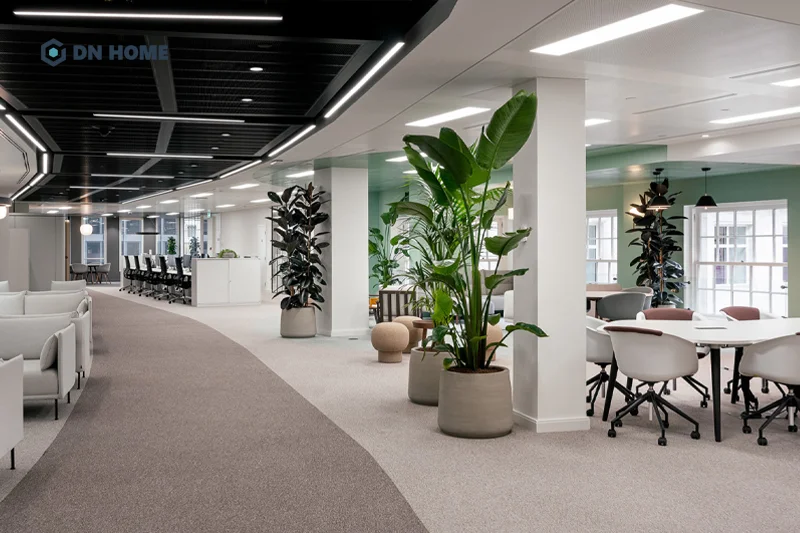 Không gian làm việc mở, thoáng đãng thể hiện sự linh hoạt và kết nối của thương hiệu