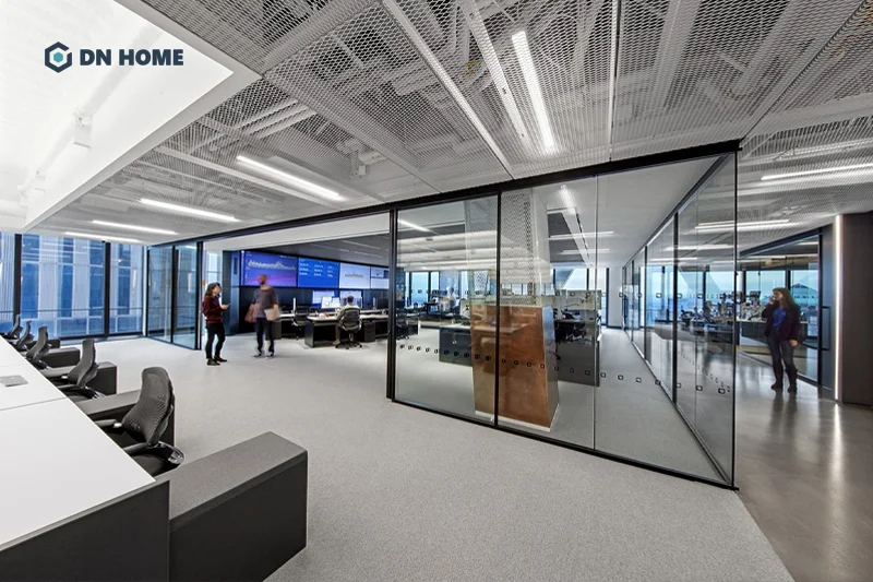 Ánh sáng tự nhiên và nhân tạo được kết hợp hài hòa tạo nên môi trường làm việc hiện đại, năng động