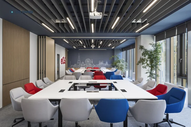 Vật liệu gỗ được sử dụng trong văn phòng EOS Gruppe để tạo cảm giác thân thiện, gần gũi